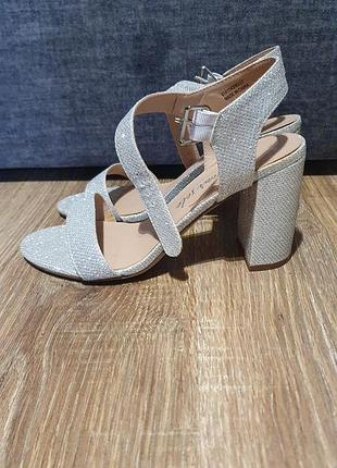 Босоножки блестящие серебряные на толстых каблуках new look