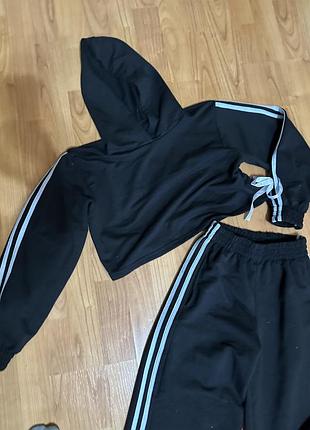 Спортивный нарядный костюм