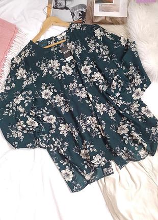 Нова зелена блуза у квіти з ґудзиками на спині