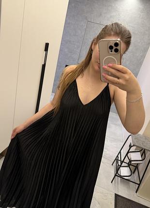 Чорна сукня плісерована