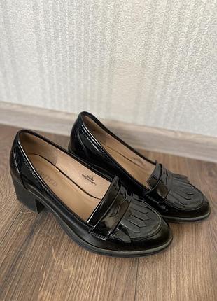 Лофери жіночі лаковані