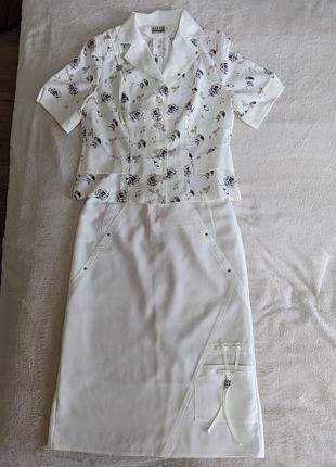 Элегантный женский костюм, который идеально подходит для женщины, ценящей стиль, комфорт и утонченность.