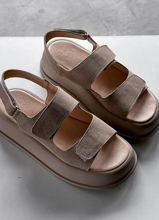 Босоніжки з натуральної замші.