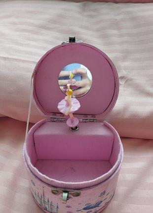 Розова шкатулка для прикрас  з заводним механізмом заду покрутити лялька в середині буде крутитися