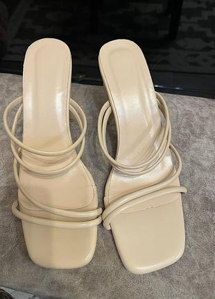 Шльопанці на підборах