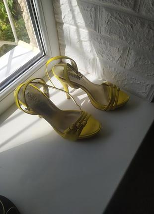 Босоніжки яскраво жовтого кольору
р.39