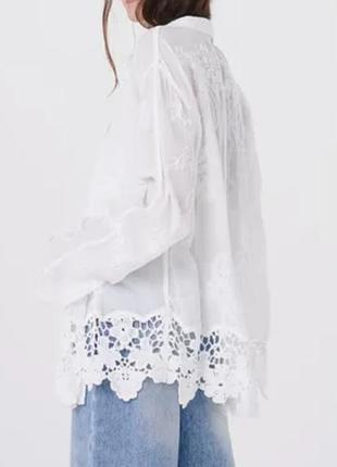 Біла подовжена сорочка в вишивку вільного крою
