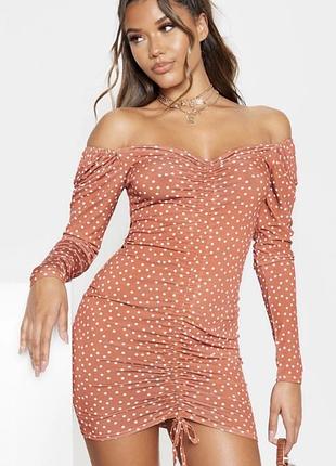 Облягаюча міні-сукня в горошок