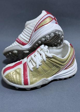 Футбольные бутсы футзалки 22 размер (13,5 см стелька) umbro сороконожки для футзала