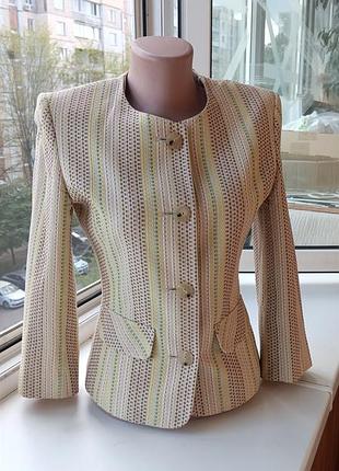 Изящный жакет с вышивкой стежками