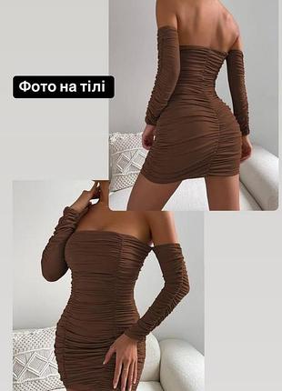 Красивое шоколадное платье с драпировкой.