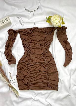 Красивое шоколадное платье с драпировкой.