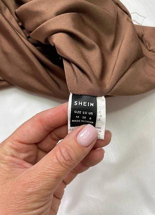 Красивое шоколадное платье с драпировкой.