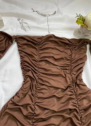 Красивое шоколадное платье с драпировкой.