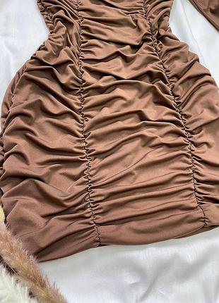 Красивое шоколадное платье с драпировкой.