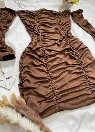 Красивое шоколадное платье с драпировкой.