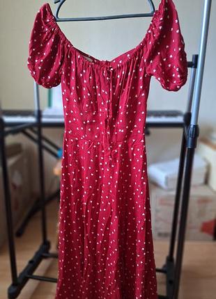 Сукня жіноча червона з вирізом внизу