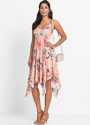 Платье с асимметричным низом