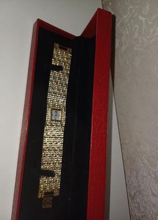 Часы на руку в камнях сваровски