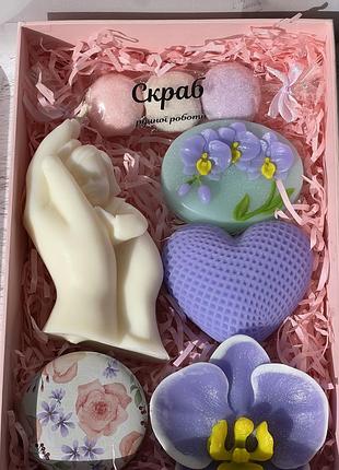 Подарунковий набір ручної роботи з милом, скрабом і свічками «обійми з любовʼю»