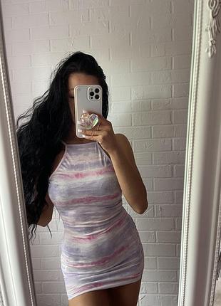 Міні сукня prettylittlething сукня тай дай tie dye prettylittlething dress