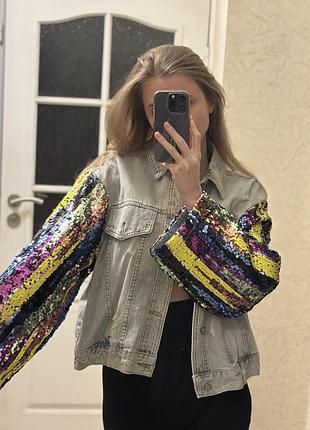 Джинсова куртка з паєтками та принтом