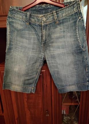 Женские джинсовые шорты фирмы levi's стан нормальный размер 27