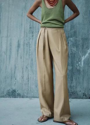 Брюки с защипами и пряжкой zara
