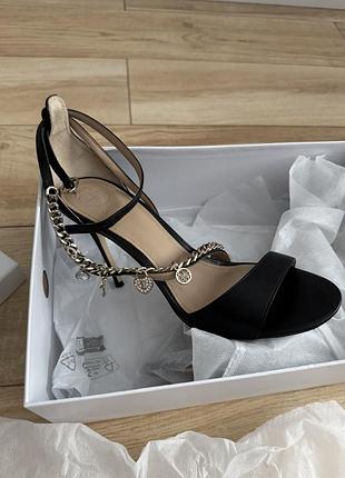 Шкіряні босоніжки на каблуку guess