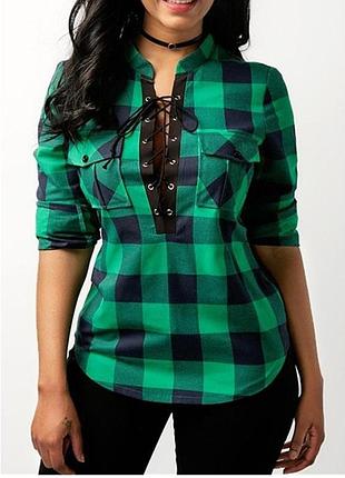 Блузка із декольте на зав'язках та нагрудним кишенями