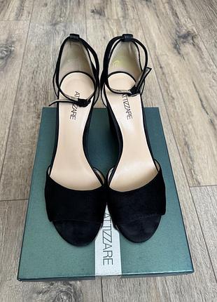 Чорні замшеві босоніжки 38 розміру attizzare устілка шкіряна