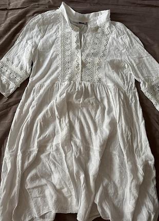 Легка біла жіноча сукня