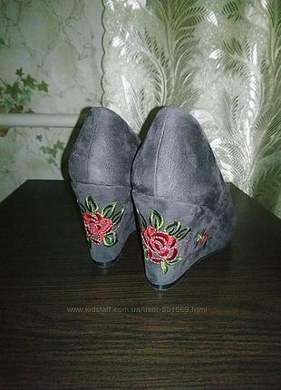 Туфли новые с вышивкой