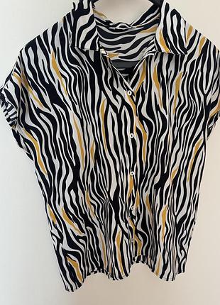 Жіноча блузка сорочка з зебровим принтом на короткий рукав у розмірі s/m.