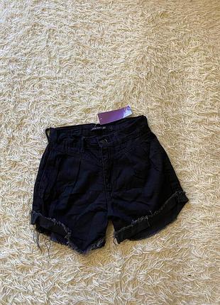 Черные шорты с дыркой