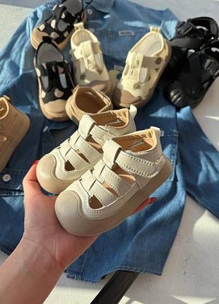 Босоніжки дитячі стильні зручні закриті сандалі