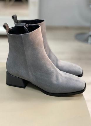 Дизайнерские ботинки из натуральной серой замши с квадратным  носком