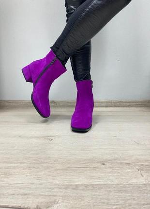 Дизайнерские ботинки из ярко сиреневой замши с квадратным носком5 фото