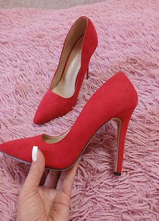 Жіночі туфлі червоного кольору