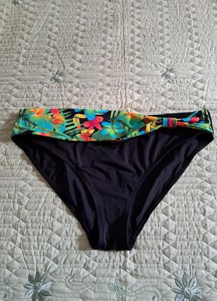 Плавки яскравою смужкою.