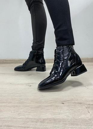 Дизайнерские ботинки из натуральной лаковой кожи  черного цвета