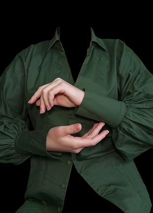 Изумрудная блуза с пышными рукавами и элегантным воротничком в стиле vintage