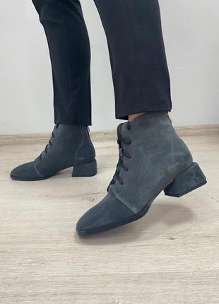 Дизайнерские ботинки из натуральной темно серой замши с квадратным носком