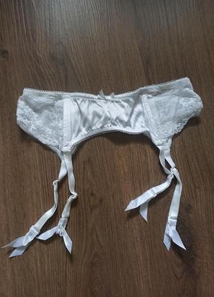 Білий пояс для панчох