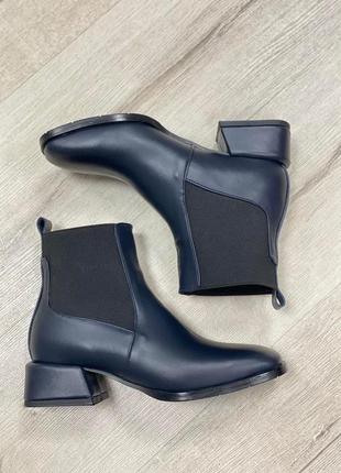 Дизайнерские ботинки челси из натуральной кожи темно синего цвета3 фото