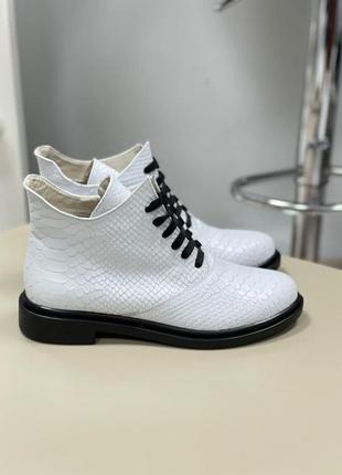 Стильные ботинки из натуральной кожи белая кобра