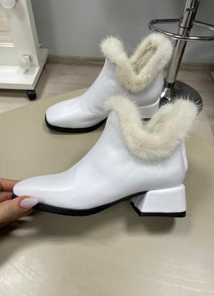 Дизайнерские ботинки из натуральной итальянской белой кожи с опушкой из натуральной норки