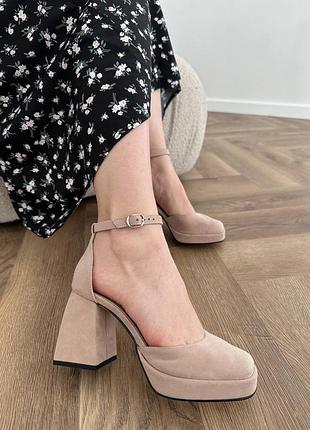 Бежевые замшевые туфли с ремешком на узкую ножку