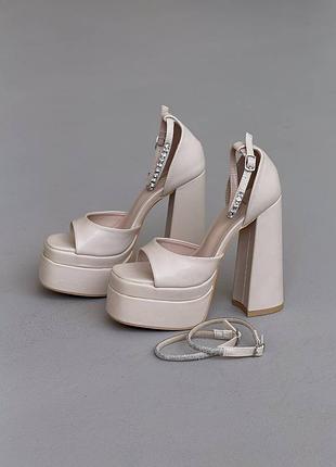 Босоножки на высоком каблуке