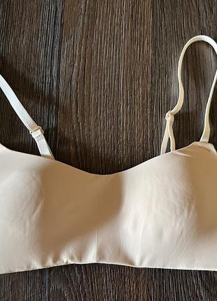 Безшовний бюстгальтер у бежевому кольорі нюд